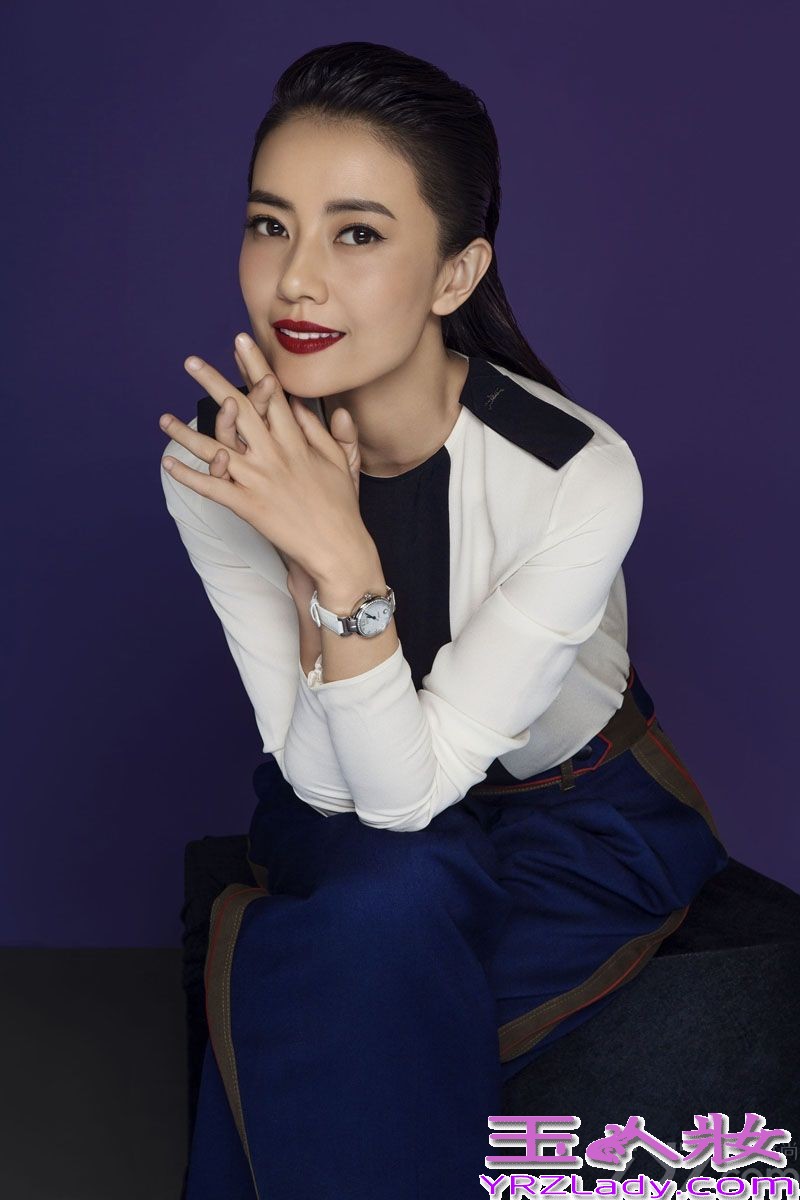 日前，高圆圆为某杂志拍摄了一组封面和内页时尚大片。大片中，高圆圆一改往日淡雅清纯的形象，梳起的油头干练利落，搭配复古红唇和帅气裤装，演绎出别样的都市性感。采访中谈及正在热播的新剧《咱们结婚吧》，高圆圆说道：“刘江导演是拿梯子让我们翻墙的那种导演，会给演员新的创作空间，我演了很多年安稳的、被安排好的角色，这次能够跟着“戏痴”海波即兴创作、快速反应，属于盼了好久、刚刚好的机会。”