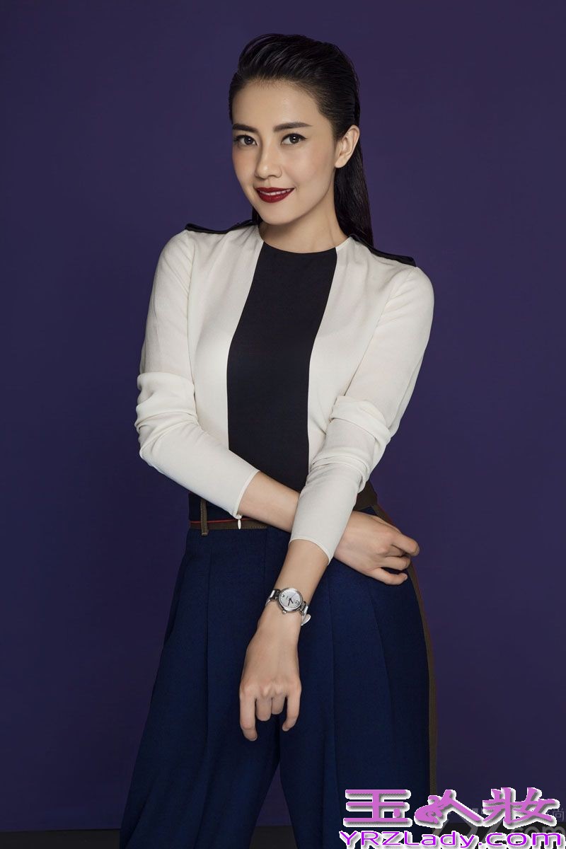 日前，高圆圆为某杂志拍摄了一组封面和内页时尚大片。大片中，高圆圆一改往日淡雅清纯的形象，梳起的油头干练利落，搭配复古红唇和帅气裤装，演绎出别样的都市性感。采访中谈及正在热播的新剧《咱们结婚吧》，高圆圆说道：“刘江导演是拿梯子让我们翻墙的那种导演，会给演员新的创作空间，我演了很多年安稳的、被安排好的角色，这次能够跟着“戏痴”海波即兴创作、快速反应，属于盼了好久、刚刚好的机会。”