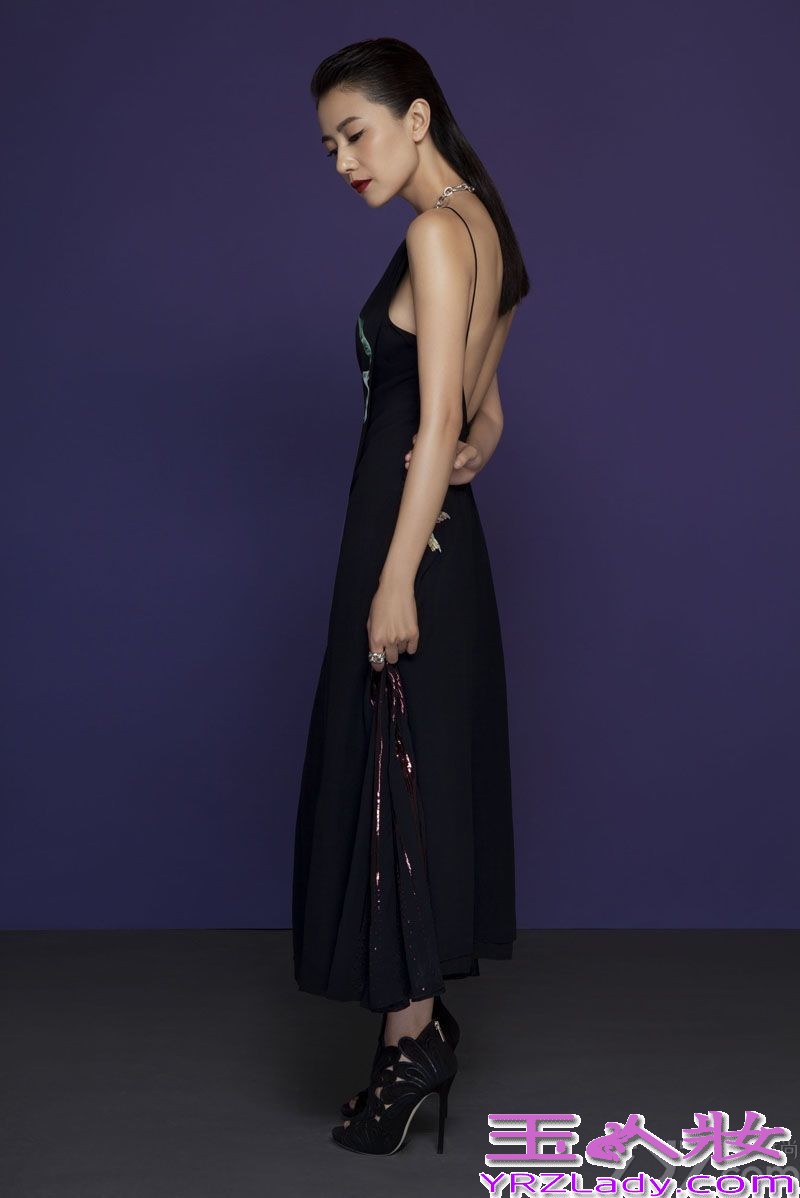 日前，高圆圆为某杂志拍摄了一组封面和内页时尚大片。大片中，高圆圆一改往日淡雅清纯的形象，梳起的油头干练利落，搭配复古红唇和帅气裤装，演绎出别样的都市性感。采访中谈及正在热播的新剧《咱们结婚吧》，高圆圆说道：“刘江导演是拿梯子让我们翻墙的那种导演，会给演员新的创作空间，我演了很多年安稳的、被安排好的角色，这次能够跟着“戏痴”海波即兴创作、快速反应，属于盼了好久、刚刚好的机会。”