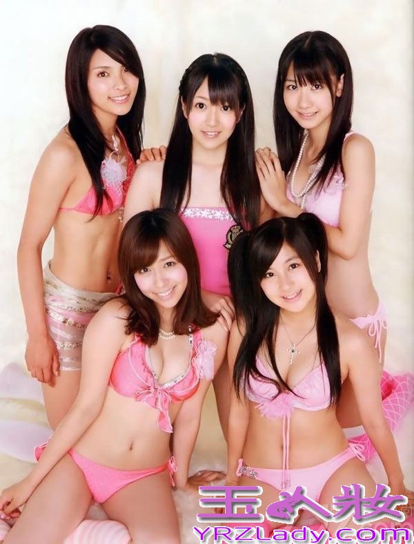 AKB48是日本当红组合，是世界上最多成员的流行团体，也是在最短时间内迅速上位的团体，成为了亚洲最为引人瞩目的天团，48名美少女的性感比基尼写真，你更爱谁呢！
