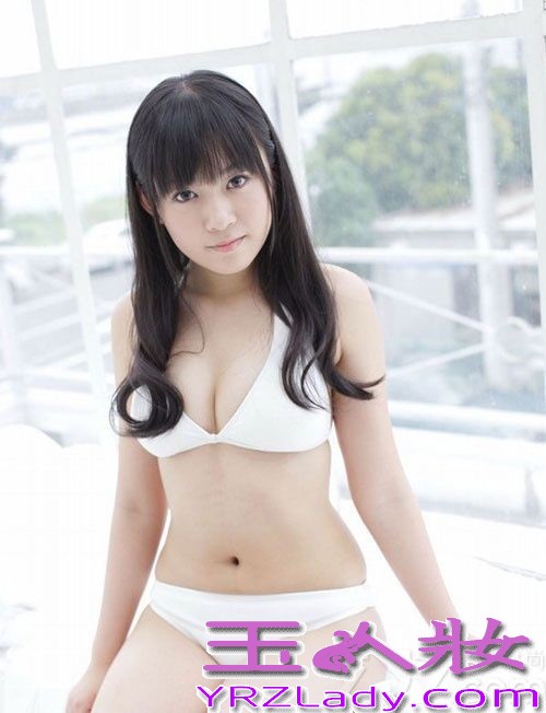 AKB48是日本当红组合，是世界上最多成员的流行团体，也是在最短时间内迅速上位的团体，成为了亚洲最为引人瞩目的天团，48名美少女的性感比基尼写真，你更爱谁呢！