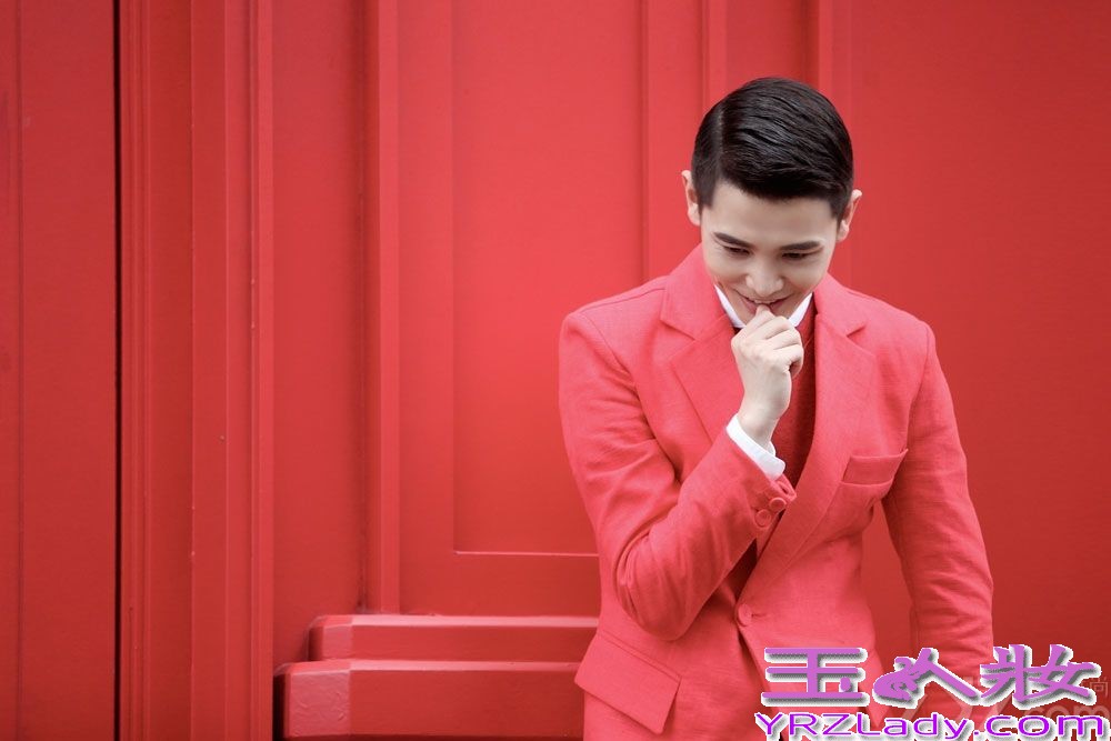 近日，内地人气偶像孙坚刚刚发布了自己的音乐处子同名EP《孙坚》，在档期满满的日程中抽空在北京举办了自己的首张音乐作品的发布会；近日这张EP的红色概念写真正式发布，一身红色西服的孙坚展现出浓浓的贵族王子范儿。