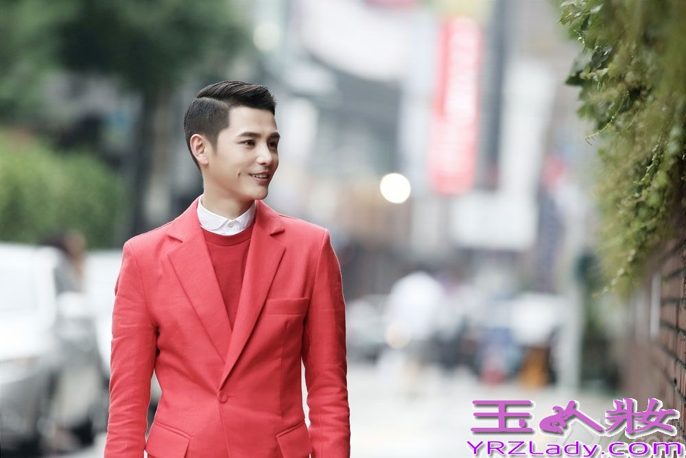 近日，内地人气偶像孙坚刚刚发布了自己的音乐处子同名EP《孙坚》，在档期满满的日程中抽空在北京举办了自己的首张音乐作品的发布会；近日这张EP的红色概念写真正式发布，一身红色西服的孙坚展现出浓浓的贵族王子范儿。