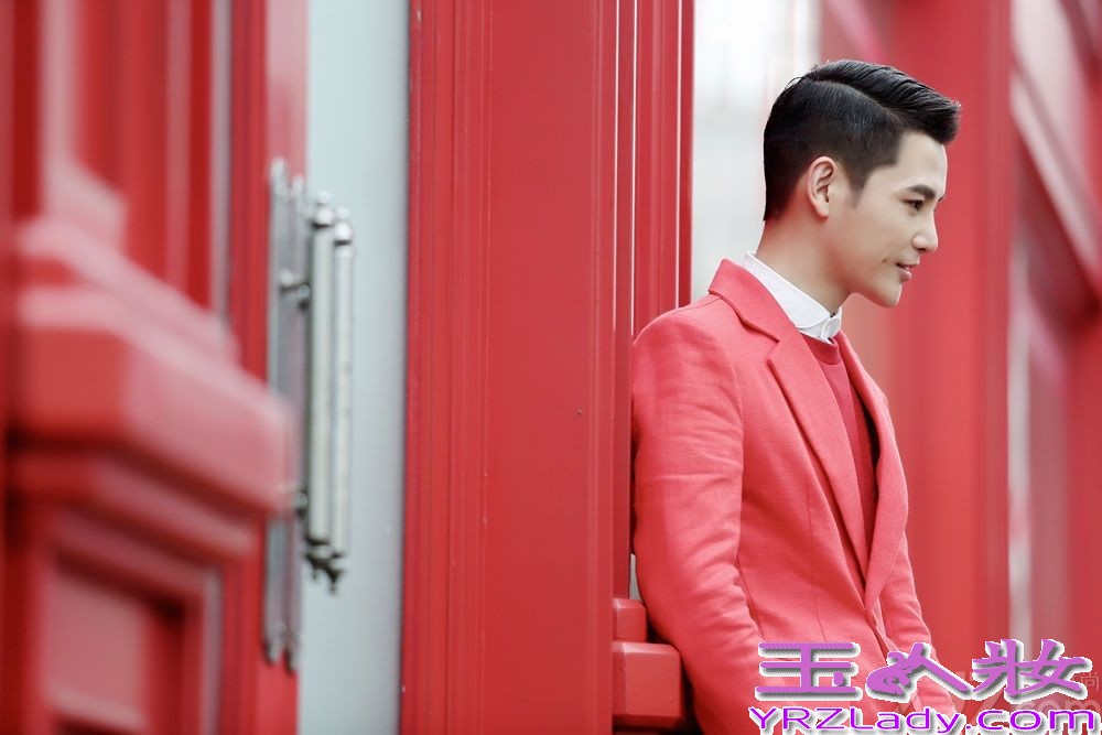 近日，内地人气偶像孙坚刚刚发布了自己的音乐处子同名EP《孙坚》，在档期满满的日程中抽空在北京举办了自己的首张音乐作品的发布会；近日这张EP的红色概念写真正式发布，一身红色西服的孙坚展现出浓浓的贵族王子范儿。