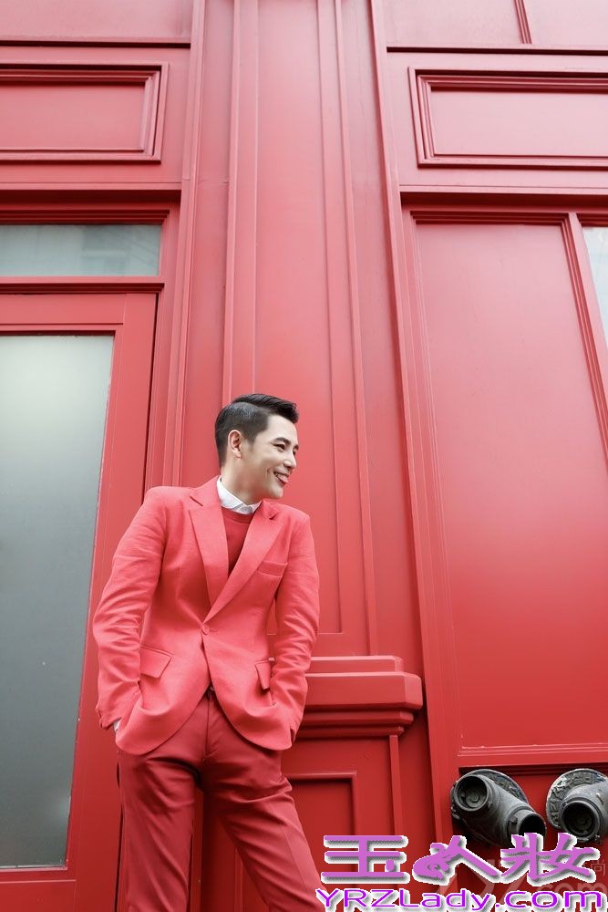 近日，内地人气偶像孙坚刚刚发布了自己的音乐处子同名EP《孙坚》，在档期满满的日程中抽空在北京举办了自己的首张音乐作品的发布会；近日这张EP的红色概念写真正式发布，一身红色西服的孙坚展现出浓浓的贵族王子范儿。