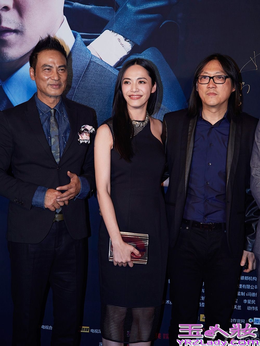 昨日（11月17日），即将于22日上映的电影《控制》在京举行首映礼，导演毕国智、监制冯德伦，携主演吴彦祖、姚晨、戴立忍、任达华、安以轩、郝柏杰悉数亮相。首次合作的吴彦祖和姚晨在片中饰演重逢的恋人，作为监制兼主演吴彦祖称赞片中姚晨表现出色，非常漂亮也很性感冷艳。被问及两人的激情戏部分，姚晨则爆料拍摄当天，一直在片场陪伴的先生曹郁默默回避，“后来激情戏份被剪，也有跟他讲，他当时就说，那你们为什么要拍那么久？”一旁的吴彦祖笑称闻到一股酸味，“我其实很喜欢曹郁老师，喜欢跟他聊天，那天到处找他却没找到”，引来现场笑声一片。