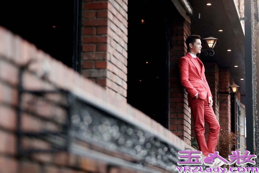 近日，内地人气偶像孙坚刚刚发布了自己的音乐处子同名EP《孙坚》，在档期满满的日程中抽空在北京举办了自己的首张音乐作品的发布会；近日这张EP的红色概念写真正式发布，一身红色西服的孙坚展现出浓浓的贵族王子范儿。