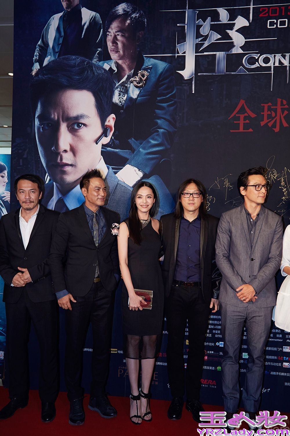 昨日（11月17日），即将于22日上映的电影《控制》在京举行首映礼，导演毕国智、监制冯德伦，携主演吴彦祖、姚晨、戴立忍、任达华、安以轩、郝柏杰悉数亮相。首次合作的吴彦祖和姚晨在片中饰演重逢的恋人，作为监制兼主演吴彦祖称赞片中姚晨表现出色，非常漂亮也很性感冷艳。被问及两人的激情戏部分，姚晨则爆料拍摄当天，一直在片场陪伴的先生曹郁默默回避，“后来激情戏份被剪，也有跟他讲，他当时就说，那你们为什么要拍那么久？”一旁的吴彦祖笑称闻到一股酸味，“我其实很喜欢曹郁老师，喜欢跟他聊天，那天到处找他却没找到”，引来现场笑声一片。