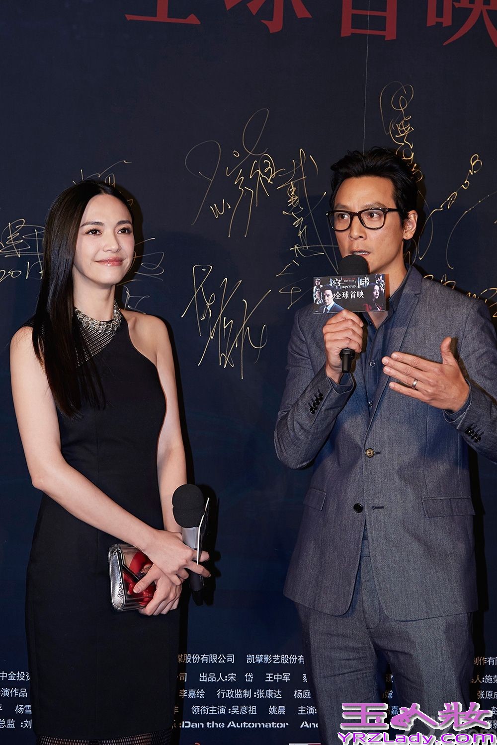 昨日（11月17日），即将于22日上映的电影《控制》在京举行首映礼，导演毕国智、监制冯德伦，携主演吴彦祖、姚晨、戴立忍、任达华、安以轩、郝柏杰悉数亮相。首次合作的吴彦祖和姚晨在片中饰演重逢的恋人，作为监制兼主演吴彦祖称赞片中姚晨表现出色，非常漂亮也很性感冷艳。被问及两人的激情戏部分，姚晨则爆料拍摄当天，一直在片场陪伴的先生曹郁默默回避，“后来激情戏份被剪，也有跟他讲，他当时就说，那你们为什么要拍那么久？”一旁的吴彦祖笑称闻到一股酸味，“我其实很喜欢曹郁老师，喜欢跟他聊天，那天到处找他却没找到”，引来现场笑声一片。