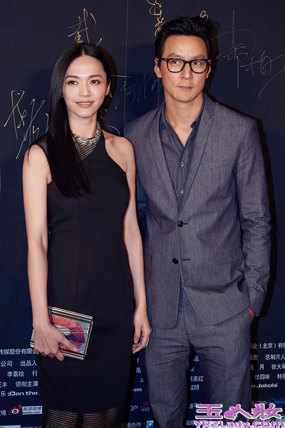 昨日（11月17日），即将于22日上映的电影《控制》在京举行首映礼，导演毕国智、监制冯德伦，携主演吴彦祖、姚晨、戴立忍、任达华、安以轩、郝柏杰悉数亮相。首次合作的吴彦祖和姚晨在片中饰演重逢的恋人，作为监制兼主演吴彦祖称赞片中姚晨表现出色，非常漂亮也很性感冷艳。被问及两人的激情戏部分，姚晨则爆料拍摄当天，一直在片场陪伴的先生曹郁默默回避，“后来激情戏份被剪，也有跟他讲，他当时就说，那你们为什么要拍那么久？”一旁的吴彦祖笑称闻到一股酸味，“我其实很喜欢曹郁老师，喜欢跟他聊天，那天到处找他却没找到”，引来现场笑声一片。