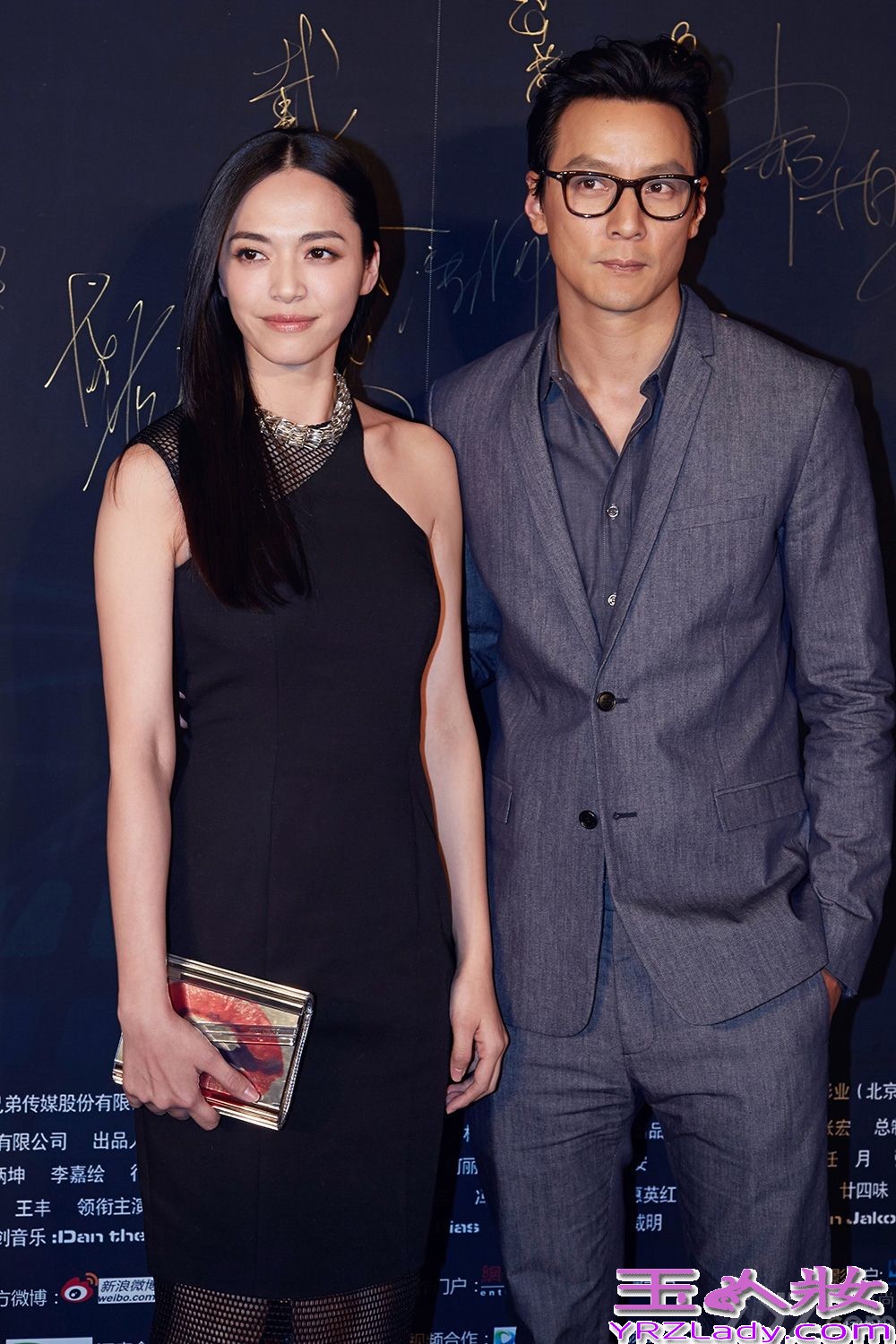 昨日（11月17日），即将于22日上映的电影《控制》在京举行首映礼，导演毕国智、监制冯德伦，携主演吴彦祖、姚晨、戴立忍、任达华、安以轩、郝柏杰悉数亮相。首次合作的吴彦祖和姚晨在片中饰演重逢的恋人，作为监制兼主演吴彦祖称赞片中姚晨表现出色，非常漂亮也很性感冷艳。被问及两人的激情戏部分，姚晨则爆料拍摄当天，一直在片场陪伴的先生曹郁默默回避，“后来激情戏份被剪，也有跟他讲，他当时就说，那你们为什么要拍那么久？”一旁的吴彦祖笑称闻到一股酸味，“我其实很喜欢曹郁老师，喜欢跟他聊天，那天到处找他却没找到”，引来现场笑声一片。