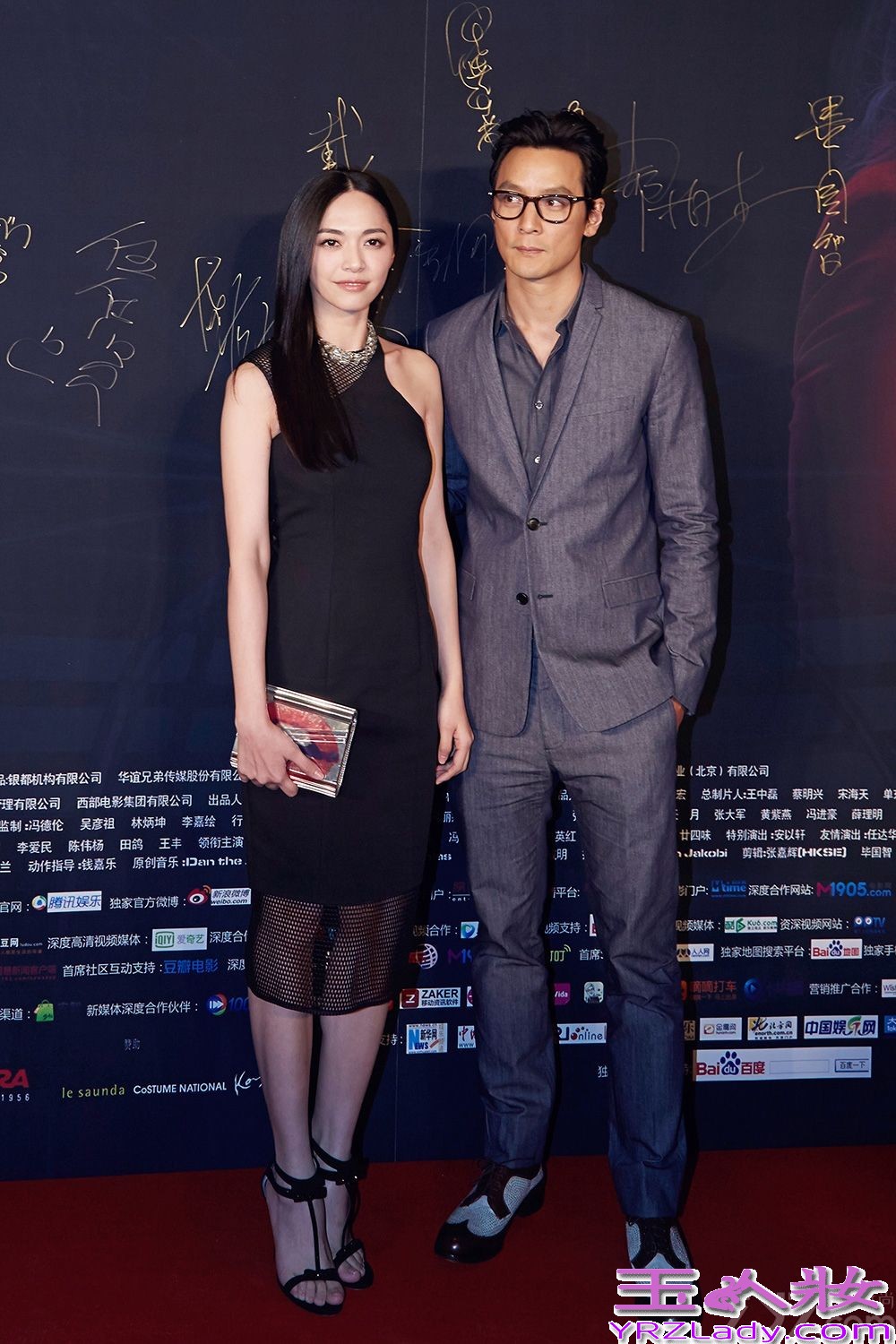 昨日（11月17日），即将于22日上映的电影《控制》在京举行首映礼，导演毕国智、监制冯德伦，携主演吴彦祖、姚晨、戴立忍、任达华、安以轩、郝柏杰悉数亮相。首次合作的吴彦祖和姚晨在片中饰演重逢的恋人，作为监制兼主演吴彦祖称赞片中姚晨表现出色，非常漂亮也很性感冷艳。被问及两人的激情戏部分，姚晨则爆料拍摄当天，一直在片场陪伴的先生曹郁默默回避，“后来激情戏份被剪，也有跟他讲，他当时就说，那你们为什么要拍那么久？”一旁的吴彦祖笑称闻到一股酸味，“我其实很喜欢曹郁老师，喜欢跟他聊天，那天到处找他却没找到”，引来现场笑声一片。