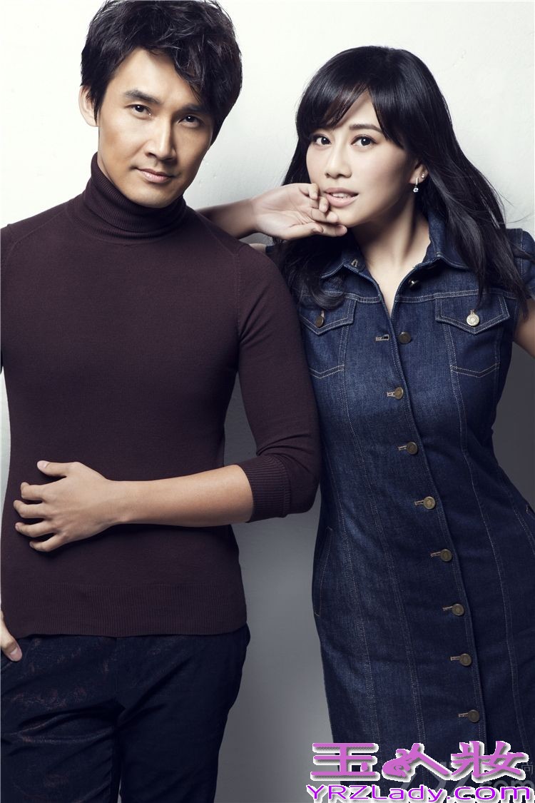 近日，内地演员张铎与香港女星陈松伶曝光一组最新写真，这对已相恋八年、并步入甜蜜婚姻生活的夫妻依旧浪漫如初。片中，两人郎情妾意，尽显夫妻默契。