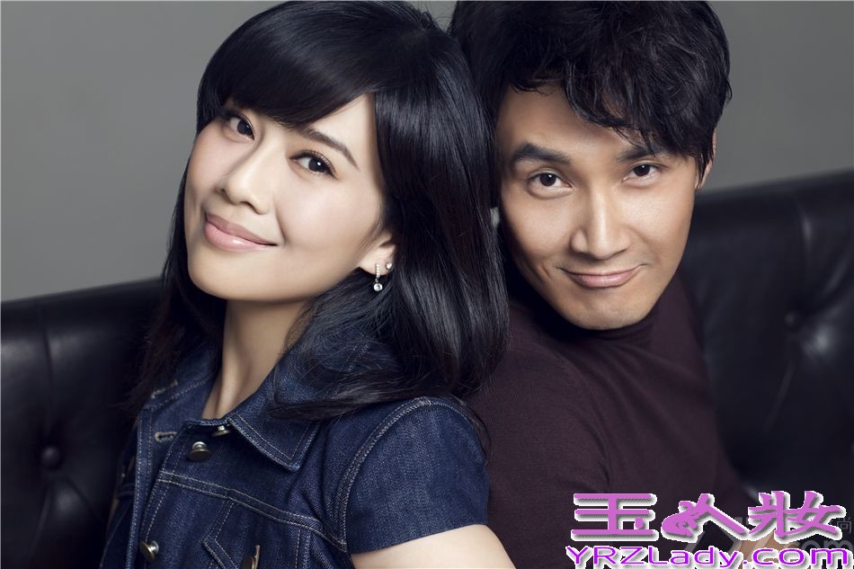 近日，内地演员张铎与香港女星陈松伶曝光一组最新写真，这对已相恋八年、并步入甜蜜婚姻生活的夫妻依旧浪漫如初。片中，两人郎情妾意，尽显夫妻默契。