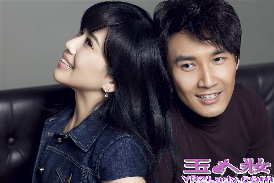 近日，内地演员张铎与香港女星陈松伶曝光一组最新写真，这对已相恋八年、并步入甜蜜婚姻生活的夫妻依旧浪漫如初。片中，两人郎情妾意，尽显夫妻默契。