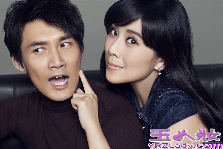 近日，内地演员张铎与香港女星陈松伶曝光一组最新写真，这对已相恋八年、并步入甜蜜婚姻生活的夫妻依旧浪漫如初。片中，两人郎情妾意，尽显夫妻默契。