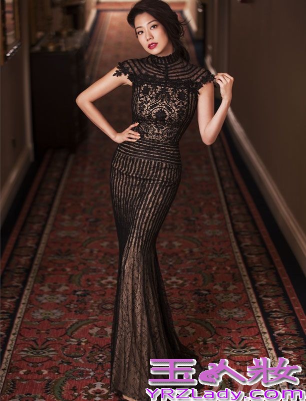 近日，吴辰君登陆某杂志封面。写真中，吴辰君有着惊艳红唇，身上穿着各种颜色的修身透视礼服，大秀事业线，将她完美的身材展现无遗。