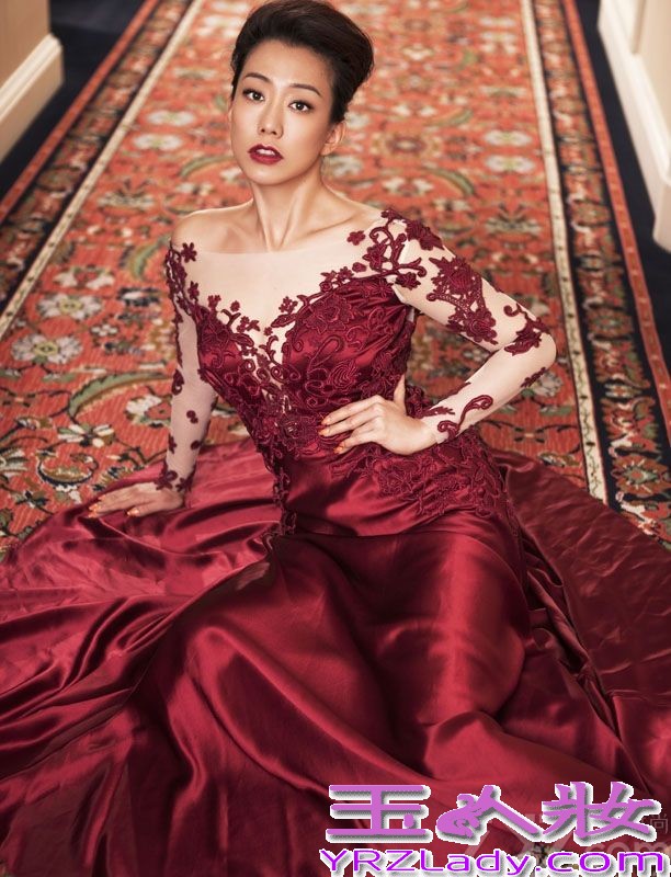 近日，吴辰君登陆某杂志封面。写真中，吴辰君有着惊艳红唇，身上穿着各种颜色的修身透视礼服，大秀事业线，将她完美的身材展现无遗。