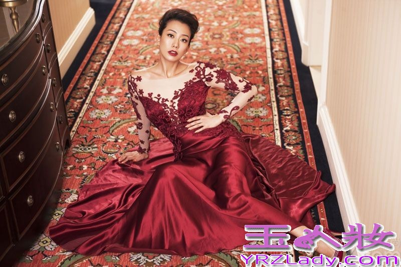 近日，吴辰君登陆某杂志封面。写真中，吴辰君有着惊艳红唇，身上穿着各种颜色的修身透视礼服，大秀事业线，将她完美的身材展现无遗。