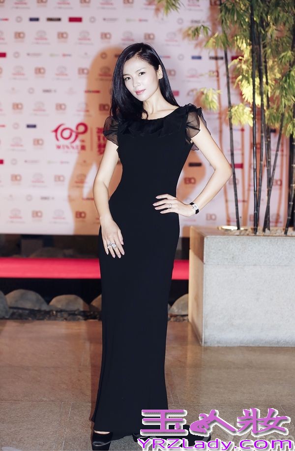 昨天，“BQ红人榜”颁奖典礼在上海盛大举行，刘涛俏丽亮相，获得“年度突破艺人”大奖。刘涛身着剪裁得体的黑色礼服踏上红毯，衣领的荷叶边装饰俏丽而不失温婉，淡紫的发色在灯光下别有韵味。颀长秀美，款款而来。

据悉，2013年刘涛表现亮眼，央视的开年大戏《妈祖》赚足口碑，让她博得了“神仙代言人”的美誉；紧接着，她在湖南卫视收三甲、情感大剧《贤妻》中演绎的新好女人“大芸”让观众啧啧赞叹；其后，引起社会话题讨论的热播剧《今夜天使降临》让观众看到了刘涛不一样的银幕形象，极具突破性的演技令“彭佳佳”这个人物活灵活现；而11月18日，四大卫视将联手播出她的新剧《老有所依》，这也是她首次与赵宝刚导演合作，用独特的视角关注老年问题。2013年刘涛交出的成绩单相当漂亮，“年度突破艺人”的封号实至名归。