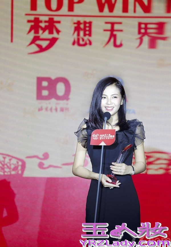 昨天，“BQ红人榜”颁奖典礼在上海盛大举行，刘涛俏丽亮相，获得“年度突破艺人”大奖。刘涛身着剪裁得体的黑色礼服踏上红毯，衣领的荷叶边装饰俏丽而不失温婉，淡紫的发色在灯光下别有韵味。颀长秀美，款款而来。

据悉，2013年刘涛表现亮眼，央视的开年大戏《妈祖》赚足口碑，让她博得了“神仙代言人”的美誉；紧接着，她在湖南卫视收三甲、情感大剧《贤妻》中演绎的新好女人“大芸”让观众啧啧赞叹；其后，引起社会话题讨论的热播剧《今夜天使降临》让观众看到了刘涛不一样的银幕形象，极具突破性的演技令“彭佳佳”这个人物活灵活现；而11月18日，四大卫视将联手播出她的新剧《老有所依》，这也是她首次与赵宝刚导演合作，用独特的视角关注老年问题。2013年刘涛交出的成绩单相当漂亮，“年度突破艺人”的封号实至名归。