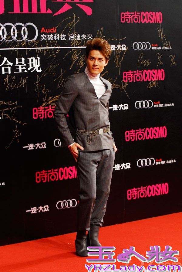 11月7日晚，吴克羣、范冰冰、李宇春、何润东、高圆圆、陈柏霖、李治廷等艺人受邀出席《时尚COSMO》20周年美丽盛典，星光熠熠的明星阵容为本次盛典的举行增添无数的光辉。当晚，吴克羣以一身帅气条纹正装亮相盛典，帅气十足。而他在美丽盛典上接受采访之时，被问及“如何看待美丽及梦想”，他表示：“虽然美丽可以成就梦想，但是反过来梦想也可以成就美丽，任何用于追求梦想的人，都是美丽的。