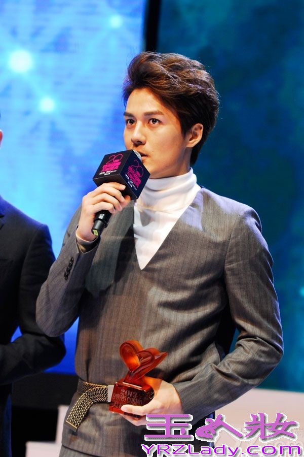 11月7日晚，吴克羣、范冰冰、李宇春、何润东、高圆圆、陈柏霖、李治廷等艺人受邀出席《时尚COSMO》20周年美丽盛典，星光熠熠的明星阵容为本次盛典的举行增添无数的光辉。当晚，吴克羣以一身帅气条纹正装亮相盛典，帅气十足。而他在美丽盛典上接受采访之时，被问及“如何看待美丽及梦想”，他表示：“虽然美丽可以成就梦想，但是反过来梦想也可以成就美丽，任何用于追求梦想的人，都是美丽的。