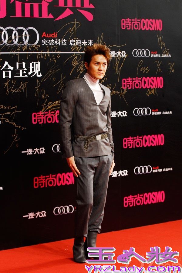 11月7日晚，吴克羣、范冰冰、李宇春、何润东、高圆圆、陈柏霖、李治廷等艺人受邀出席《时尚COSMO》20周年美丽盛典，星光熠熠的明星阵容为本次盛典的举行增添无数的光辉。当晚，吴克羣以一身帅气条纹正装亮相盛典，帅气十足。而他在美丽盛典上接受采访之时，被问及“如何看待美丽及梦想”，他表示：“虽然美丽可以成就梦想，但是反过来梦想也可以成就美丽，任何用于追求梦想的人，都是美丽的。