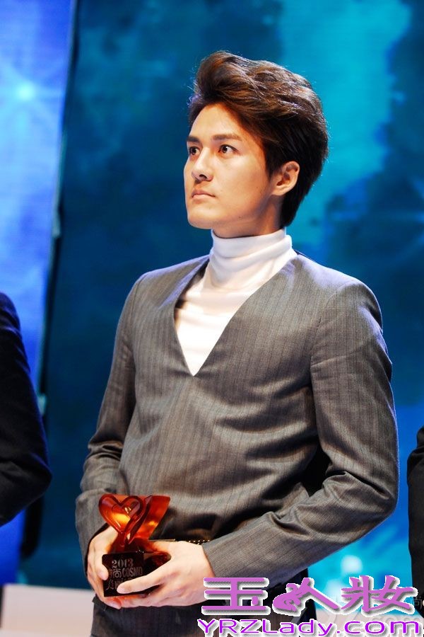 11月7日晚，吴克羣、范冰冰、李宇春、何润东、高圆圆、陈柏霖、李治廷等艺人受邀出席《时尚COSMO》20周年美丽盛典，星光熠熠的明星阵容为本次盛典的举行增添无数的光辉。当晚，吴克羣以一身帅气条纹正装亮相盛典，帅气十足。而他在美丽盛典上接受采访之时，被问及“如何看待美丽及梦想”，他表示：“虽然美丽可以成就梦想，但是反过来梦想也可以成就美丽，任何用于追求梦想的人，都是美丽的。