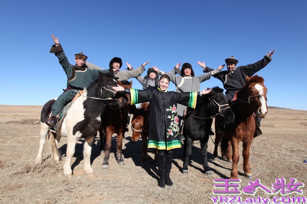 乌兰图雅的新歌《我的蒙古马》甫一发出就被广泛传唱，日前，这朵“蒙古之花”为新歌拍摄MV的一组照片曝光。在这组造型中，身着戎装、头戴盔甲的乌兰图雅瞬间变身英武的女战士，英姿飒爽，身上北方女子的豪爽气质与草原的苍茫雄壮浑然相连。据悉，这身别致的戎装是由蒙古国顶级设计师为图雅量身定制，古典与现代的交融，给歌曲的MV增添了几分别样色彩。乌兰图雅也想借由这么一身刚柔并济的特别装束，既展现草原儿女踏着马蹄纵横天涯的豪情，又让人感觉到蒙古姑娘美丽动人的一面。
《我的蒙古马》是乌兰图雅继《凤凰飞》、《套马杆》、《火辣辣的情歌》之后的又一个演唱作品，这个来自科尔沁大草原的80后蒙古族姑娘，在经历近十年的音乐学习和探索之路后凭借着走入了公众的视野，并迅速在歌坛引起了强烈的反响。新歌《我的蒙古马》在推出之后，也受到歌迷的强烈追捧和市场的青睐。