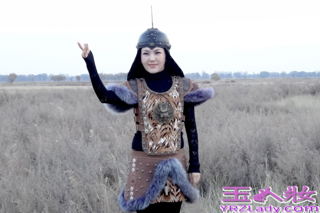 乌兰图雅的新歌《我的蒙古马》甫一发出就被广泛传唱，日前，这朵“蒙古之花”为新歌拍摄MV的一组照片曝光。在这组造型中，身着戎装、头戴盔甲的乌兰图雅瞬间变身英武的女战士，英姿飒爽，身上北方女子的豪爽气质与草原的苍茫雄壮浑然相连。据悉，这身别致的戎装是由蒙古国顶级设计师为图雅量身定制，古典与现代的交融，给歌曲的MV增添了几分别样色彩。乌兰图雅也想借由这么一身刚柔并济的特别装束，既展现草原儿女踏着马蹄纵横天涯的豪情，又让人感觉到蒙古姑娘美丽动人的一面。
《我的蒙古马》是乌兰图雅继《凤凰飞》、《套马杆》、《火辣辣的情歌》之后的又一个演唱作品，这个来自科尔沁大草原的80后蒙古族姑娘，在经历近十年的音乐学习和探索之路后凭借着走入了公众的视野，并迅速在歌坛引起了强烈的反响。新歌《我的蒙古马》在推出之后，也受到歌迷的强烈追捧和市场的青睐。