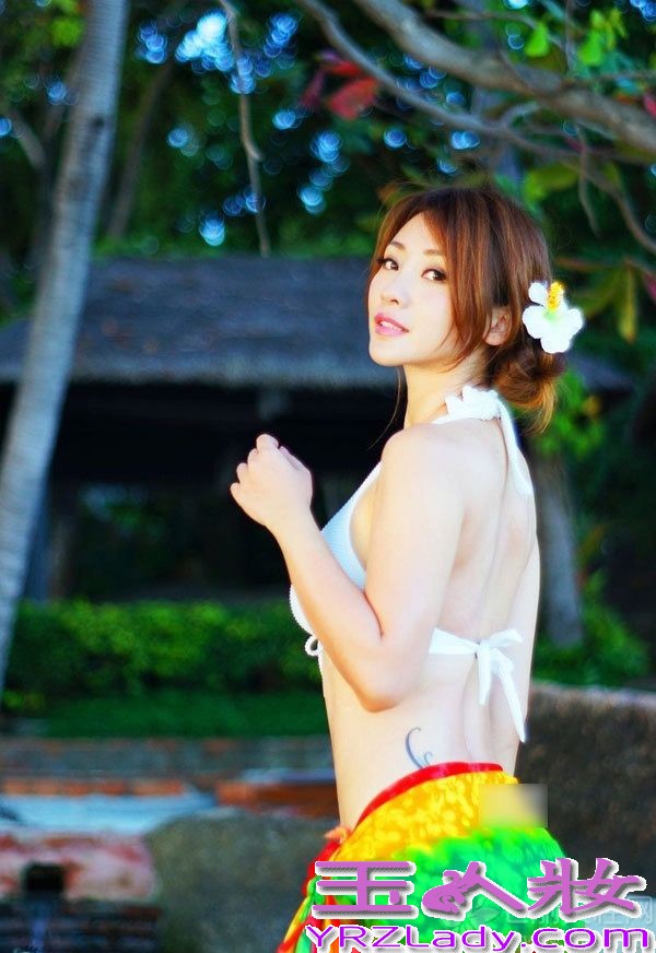 柳岩运用色彩的搭配，或热情似火扎染渐变色或清新淡雅的蓝绿色，裙尾随着海风轻轻飘扬，美腿微现，一抹清新淡雅妆容彰显午后惬意。柳岩性感火辣比基尼写真，性感美女展露曼妙身材。