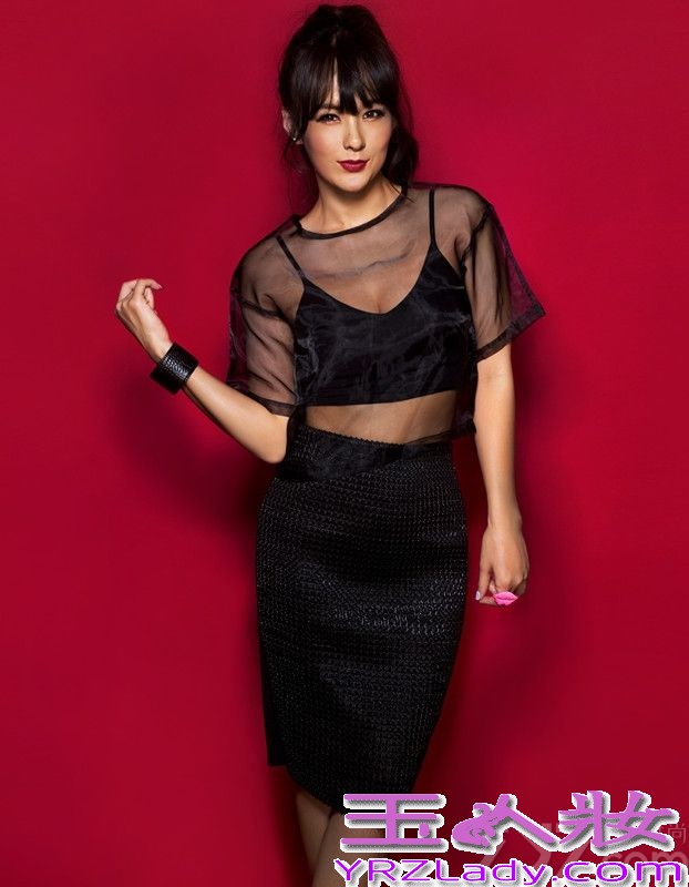 韩国女星蔡妍在继《商界时尚》、《时尚cosmo》后，近期再为《时尚健康》拍摄靓丽大片。镜头前这位异国美女巧笑倩兮美目盼兮，红唇潋滟煞是迷人。而摄影师为呈现她身上的丰富和质感，为其准备了多套服装：长裙、短裙、裤子，黑色、白色、蓝色，使得蔡妍在镜头前充分绽放她或优雅甜美或精致灵动的魅力。