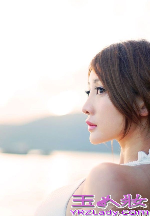 柳岩运用色彩的搭配，或热情似火扎染渐变色或清新淡雅的蓝绿色，裙尾随着海风轻轻飘扬，美腿微现，一抹清新淡雅妆容彰显午后惬意。柳岩性感火辣比基尼写真，性感美女展露曼妙身材。