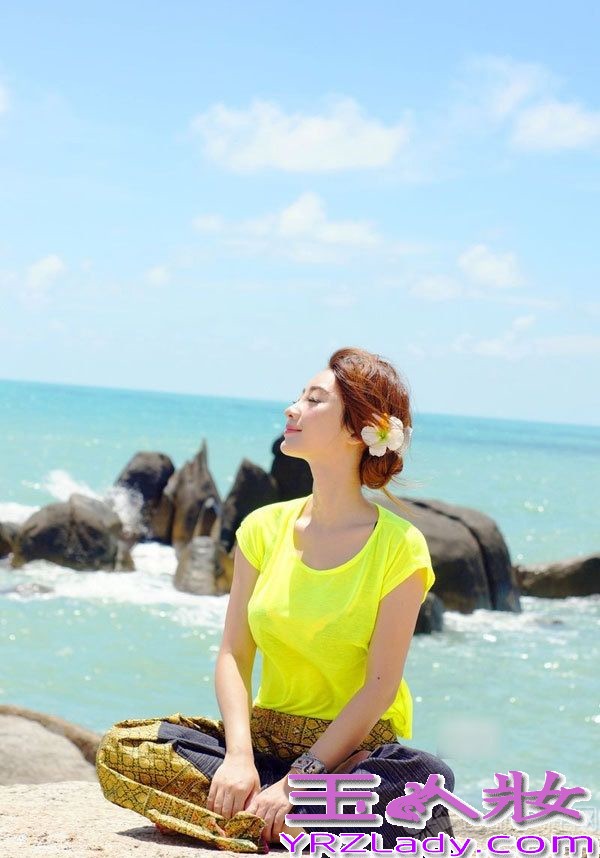 柳岩运用色彩的搭配，或热情似火扎染渐变色或清新淡雅的蓝绿色，裙尾随着海风轻轻飘扬，美腿微现，一抹清新淡雅妆容彰显午后惬意。柳岩性感火辣比基尼写真，性感美女展露曼妙身材。