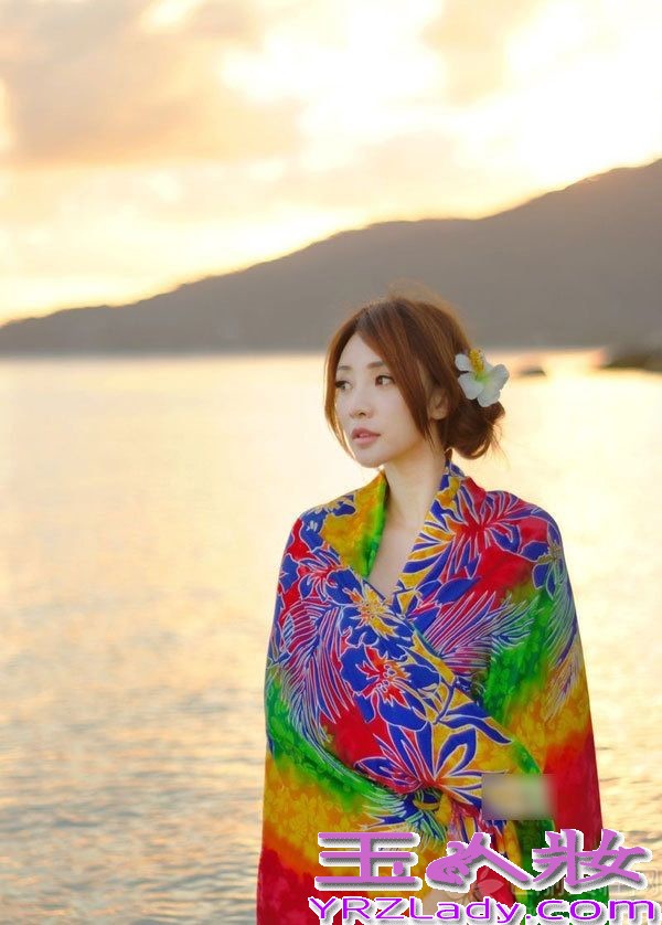 柳岩运用色彩的搭配，或热情似火扎染渐变色或清新淡雅的蓝绿色，裙尾随着海风轻轻飘扬，美腿微现，一抹清新淡雅妆容彰显午后惬意。柳岩性感火辣比基尼写真，性感美女展露曼妙身材。