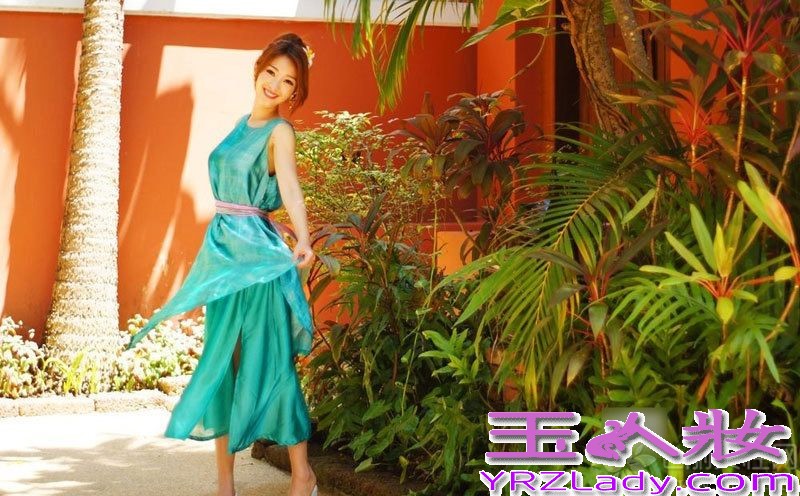 柳岩运用色彩的搭配，或热情似火扎染渐变色或清新淡雅的蓝绿色，裙尾随着海风轻轻飘扬，美腿微现，一抹清新淡雅妆容彰显午后惬意。柳岩性感火辣比基尼写真，性感美女展露曼妙身材。