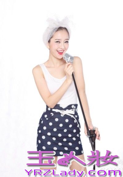 日前，韩国美容教主钟恩慧推出了一组全新写真。写真中的钟恩慧笑容甜美可人，尤其是她的媚眼，更加让人痴醉。而钟恩慧也大胆承认自己的确做过微整形，并且接受微整形之后的自己，更加自信。另外,钟恩慧全新美容书《揭秘女明星》推出之后也引发了空前的反响，成绩十分喜人。而不少《揭秘白富美》的忠实读者也表示说这本书让她们重新认识自己，甚至让她们开始了自己皮肤的第二个春天。