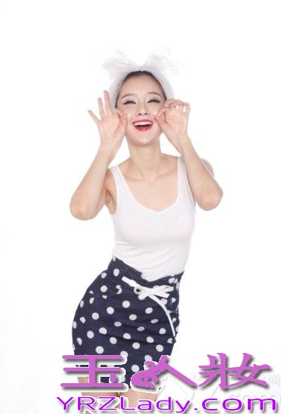 日前，韩国美容教主钟恩慧推出了一组全新写真。写真中的钟恩慧笑容甜美可人，尤其是她的媚眼，更加让人痴醉。而钟恩慧也大胆承认自己的确做过微整形，并且接受微整形之后的自己，更加自信。另外,钟恩慧全新美容书《揭秘女明星》推出之后也引发了空前的反响，成绩十分喜人。而不少《揭秘白富美》的忠实读者也表示说这本书让她们重新认识自己，甚至让她们开始了自己皮肤的第二个春天。