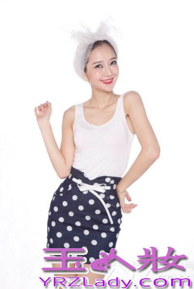 日前，韩国美容教主钟恩慧推出了一组全新写真。写真中的钟恩慧笑容甜美可人，尤其是她的媚眼，更加让人痴醉。而钟恩慧也大胆承认自己的确做过微整形，并且接受微整形之后的自己，更加自信。另外,钟恩慧全新美容书《揭秘女明星》推出之后也引发了空前的反响，成绩十分喜人。而不少《揭秘白富美》的忠实读者也表示说这本书让她们重新认识自己，甚至让她们开始了自己皮肤的第二个春天。