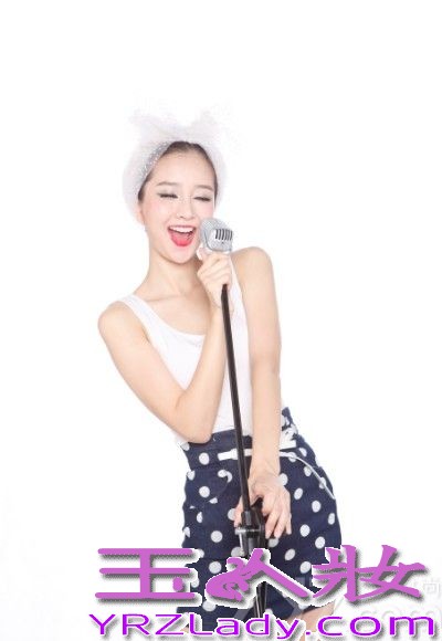 日前，韩国美容教主钟恩慧推出了一组全新写真。写真中的钟恩慧笑容甜美可人，尤其是她的媚眼，更加让人痴醉。而钟恩慧也大胆承认自己的确做过微整形，并且接受微整形之后的自己，更加自信。另外,钟恩慧全新美容书《揭秘女明星》推出之后也引发了空前的反响，成绩十分喜人。而不少《揭秘白富美》的忠实读者也表示说这本书让她们重新认识自己，甚至让她们开始了自己皮肤的第二个春天。