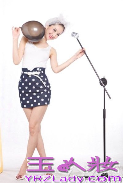 日前，韩国美容教主钟恩慧推出了一组全新写真。写真中的钟恩慧笑容甜美可人，尤其是她的媚眼，更加让人痴醉。而钟恩慧也大胆承认自己的确做过微整形，并且接受微整形之后的自己，更加自信。另外,钟恩慧全新美容书《揭秘女明星》推出之后也引发了空前的反响，成绩十分喜人。而不少《揭秘白富美》的忠实读者也表示说这本书让她们重新认识自己，甚至让她们开始了自己皮肤的第二个春天。