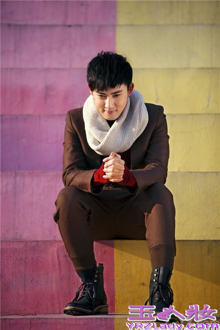 11月4日，内地演员张睿曝光一组最新初冬写真，片中张睿身穿棕色休闲西装，搭配经典时尚的围脖，复古打扮将文艺范彰显十足，举手投足间尽显型男风采。