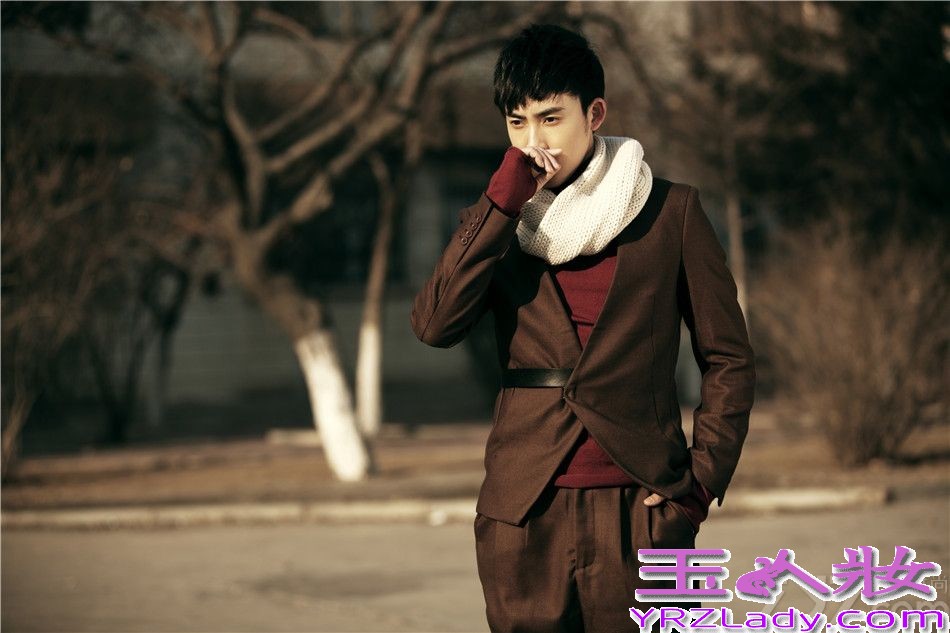 11月4日，内地演员张睿曝光一组最新初冬写真，片中张睿身穿棕色休闲西装，搭配经典时尚的围脖，复古打扮将文艺范彰显十足，举手投足间尽显型男风采。