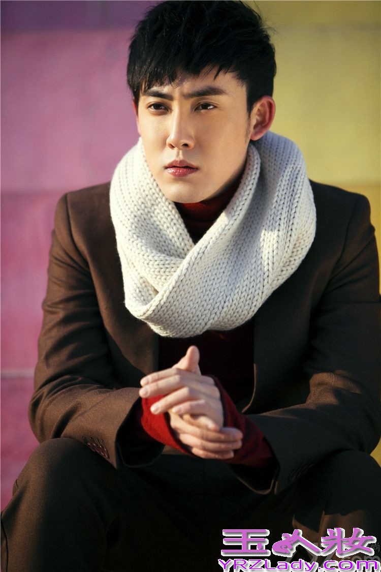 11月4日，内地演员张睿曝光一组最新初冬写真，片中张睿身穿棕色休闲西装，搭配经典时尚的围脖，复古打扮将文艺范彰显十足，举手投足间尽显型男风采。