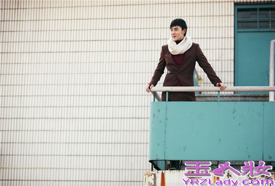 11月4日，内地演员张睿曝光一组最新初冬写真，片中张睿身穿棕色休闲西装，搭配经典时尚的围脖，复古打扮将文艺范彰显十足，举手投足间尽显型男风采。