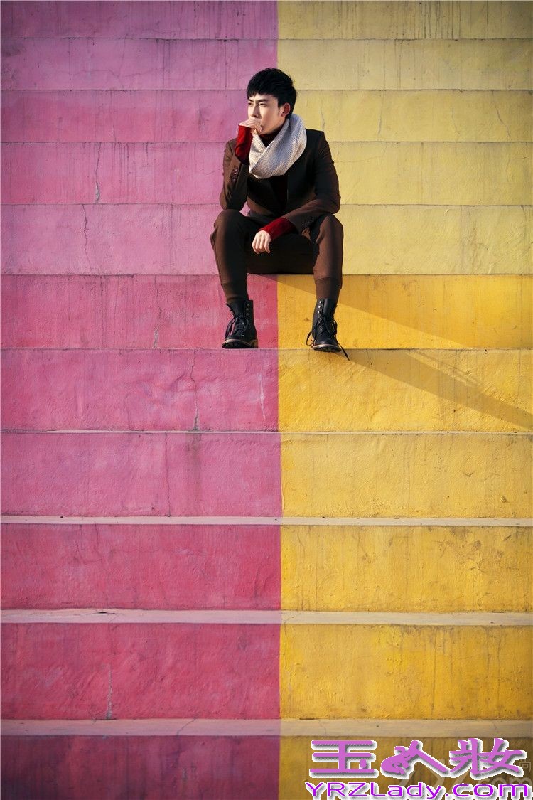 11月4日，内地演员张睿曝光一组最新初冬写真，片中张睿身穿棕色休闲西装，搭配经典时尚的围脖，复古打扮将文艺范彰显十足，举手投足间尽显型男风采。