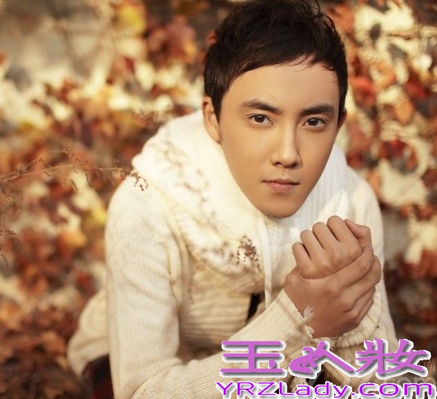 11月4日，内地演员张睿曝光一组最新初冬写真，片中张睿身穿棕色休闲西装，搭配经典时尚的围脖，复古打扮将文艺范彰显十足，举手投足间尽显型男风采。