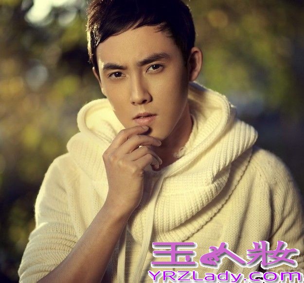 11月4日，内地演员张睿曝光一组最新初冬写真，片中张睿身穿棕色休闲西装，搭配经典时尚的围脖，复古打扮将文艺范彰显十足，举手投足间尽显型男风采。