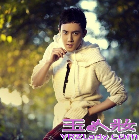 11月4日，内地演员张睿曝光一组最新初冬写真，片中张睿身穿棕色休闲西装，搭配经典时尚的围脖，复古打扮将文艺范彰显十足，举手投足间尽显型男风采。